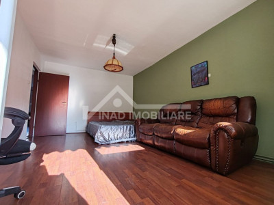Apartament cu 3 camere, 2 balcoane, 65mp, etajul 2, Str. Plopilor