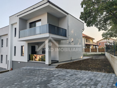 Duplex de vanzare 120mp utili, teren 375mp, curte pavata, semifinisat.